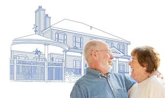 Lycklig senior par över hus teckning på vit foto