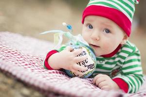 spädbarn bebis på filt med babys först jul prydnad foto