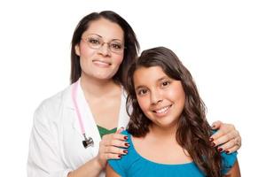 Söt latinamerikan flicka och kvinna läkare foto