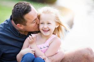 ung caucasian far och dotter har roligt på de parkera foto