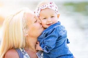 ung caucasian mor och dotter på de parkera foto