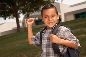 Lycklig ung latinamerikan pojke redo för skola foto