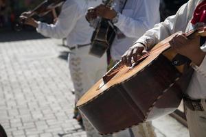 festlig mariachi band spelar i maxico torg foto