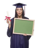 kvinna examen i keps och klänning innehav diplom, tom svarta tavlan foto