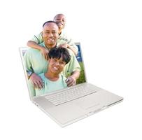 Lycklig afrikansk amerikan familj i bärbar dator foto