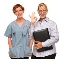 affärskvinna framställning Okej hand tecken med läkare eller sjuksköterska foto