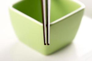 ätpinnar och grön skål foto
