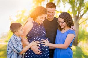 latinamerikan gravid familj porträtt utomhus foto