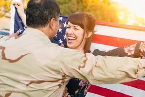 upphetsad kvinna med amerikan flagga kör till manlig militär soldat återvändande Hem foto