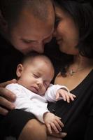 blandad lopp ung familj med nyfödd bebis foto