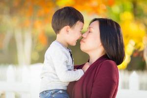 kinesisk mor har roligt med henne blandad lopp bebis son foto