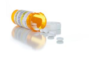 icke-proprietär medicin recept flaska och spillts piller isolerat på vit foto