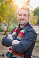 stilig ung vuxen manlig bär scarf porträtt utomhus foto