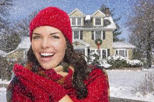 leende blandad lopp kvinna i vinter- Kläder utanför i snö foto