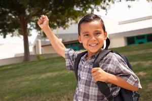 Lycklig ung latinamerikan pojke redo för skola foto