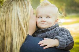 mor fattande henne förtjusande blond bebis pojke foto