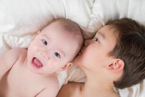blandad lopp kinesisk och caucasian bebis bröder har roligt om på deras filt foto