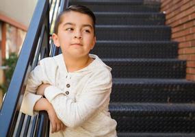porträtt av blandad lopp ung latinamerikan och caucasian pojke foto