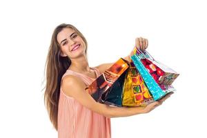 Lycklig flicka Uppfostrad i de händer av färgad paket med gåvor och leende isolerat på vit bakgrund foto