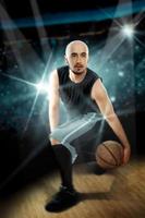 professionell basketboll spelare i de spel framställning finter med de boll foto