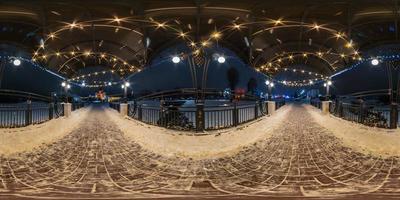 full sfärisk natt 360 panorama i festligt belyst på bro med båge och transparent kupol i likriktad sömlös utsprång, för vr ar innehåll foto