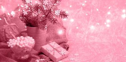 xmas baner. gran kvistar i mugg, xmas lampor, gåva låda, marshmallow, snöflingor i viva magenta Färg. foto