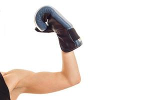 de hand av en ung flicka i sporter boxning handske som visar muskler närbild foto