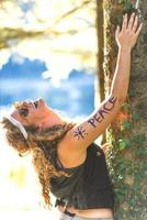 Söt fri hippie flicka skrattande. fred. kropp målning. - årgång effekt Foto