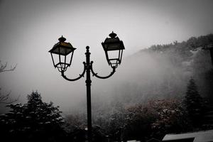 de skön bergen av de aosta dal nedsänkt i de december snö, under de jul högtider foto