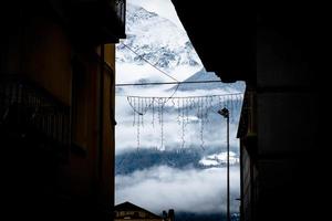 de skön bergen av de aosta dal nedsänkt i de december snö, under de jul högtider foto