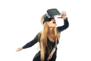 kvinna i virtuell verklighet glasögon foto