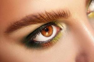 horisontell makro Foto av brun ögon med grön färger smink