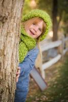 porträtt av söt ung flicka bär grön scarf och hatt foto