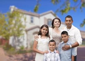 latinamerikan familj i främre av skön hus foto