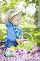 söt liten pojke utanför innehav påsk ägg tips hans hatt foto