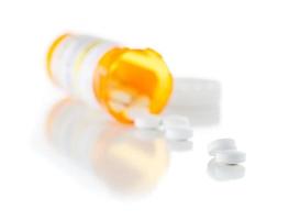 icke-proprietär medicin recept flaska och spillts piller isolerat på vit foto