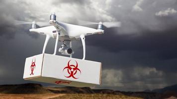 obemannad flygplan systemet uav quadcopter Drönare bärande paket med biohazard symbol märka nära stormig himmel. foto