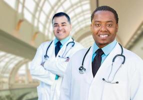 afrikansk amerikan och caucasian manlig doktorer inuti sjukhus foto