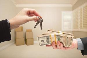 lämnandet över kontanter för hus nycklar foto