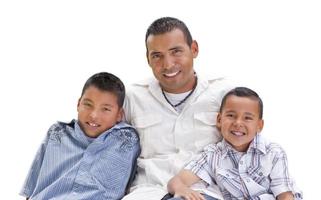 latinamerikan far och söner på vit foto