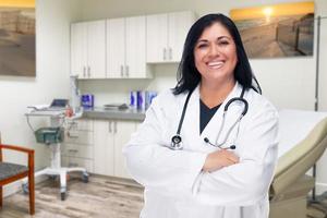 latinamerikan kvinna läkare stående i kontor foto