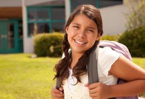 söt latinamerikan tonåring flicka studerande redo för skola foto