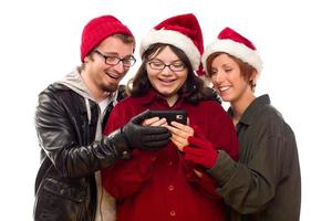 tre vänner njuter en cell telefon tillsammans foto