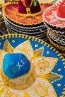 mängd av sombreros på försäljning förbi lokal- mexico säljare foto