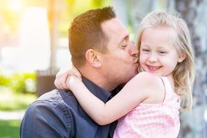 ung caucasian far och dotter har roligt på de parkera foto