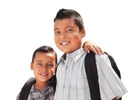 ung latinamerikan studerande bröder bär deras ryggsäckar på vit foto