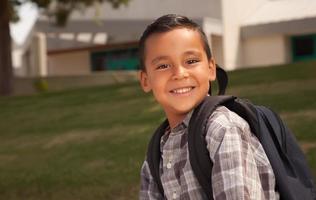 Lycklig ung latinamerikan pojke redo för skola foto