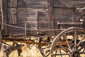 abstrakt av årgång antik trä godsvagnar och hjul. foto