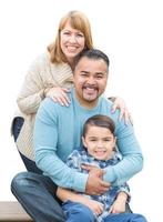 blandad lopp latinamerikan och caucasian familj på vit foto