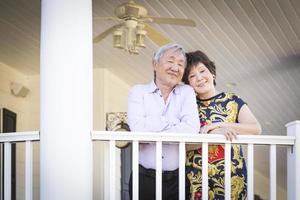 attraktiv kinesisk par njuter deras hus foto